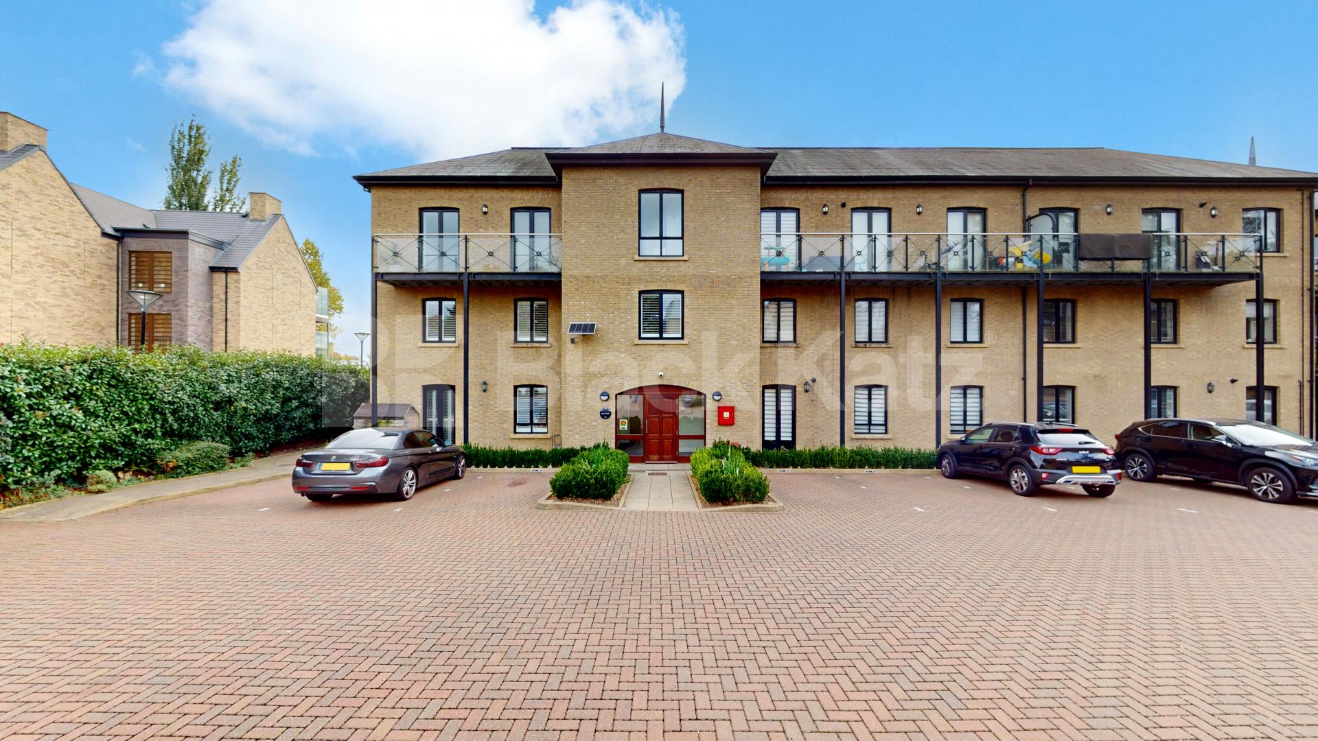 Fantastic 3 bed 2 bath within a private secure development mins to shops Huguenot Drive, Palmers Green